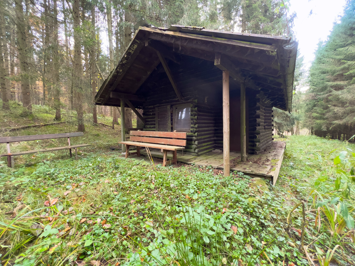 Holzhütte und Terasse
