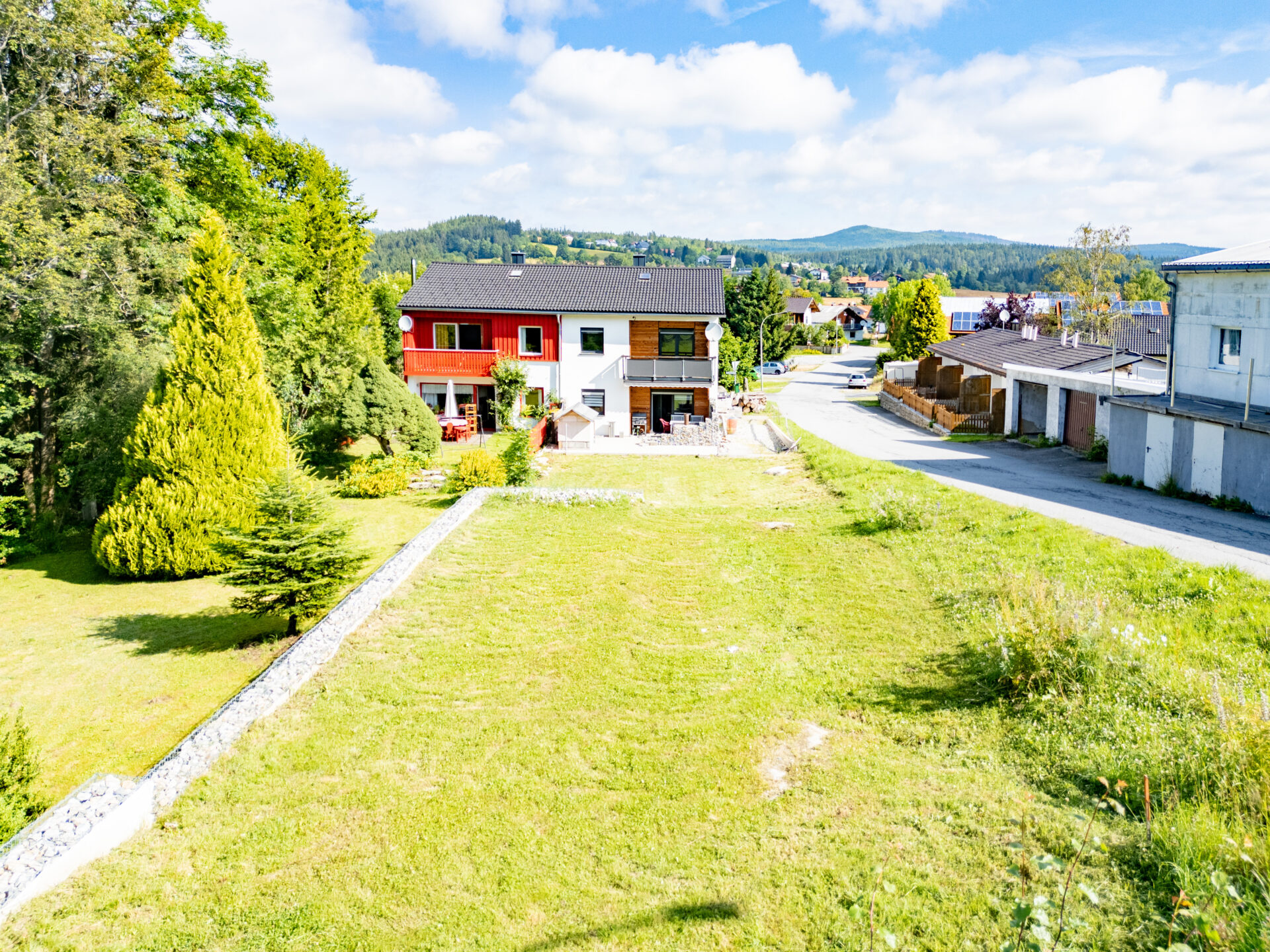 Blick vom Garten auf das Haus