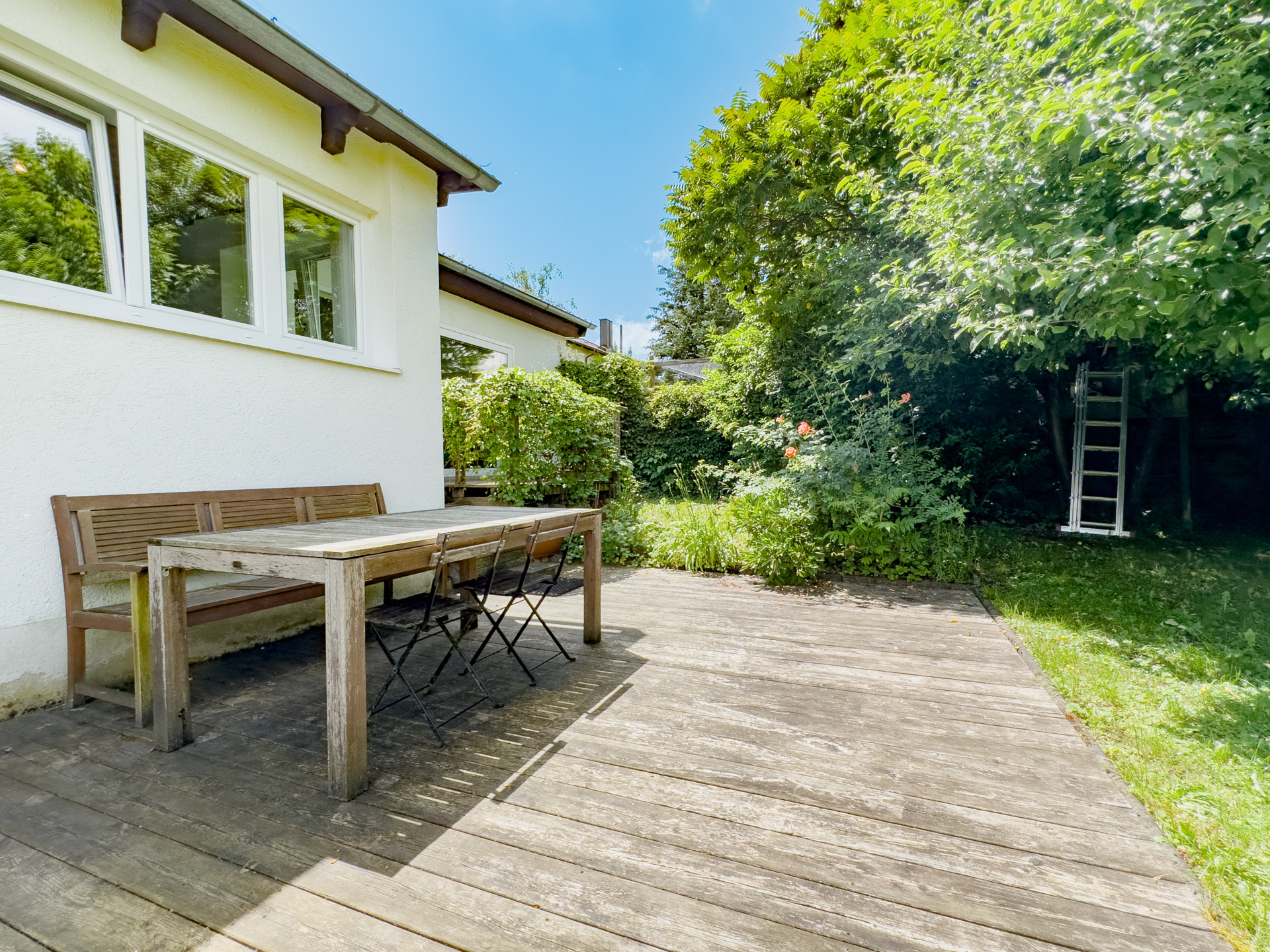 Terrasse mit Blick in den Garten