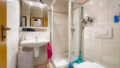 Bad mit Dusche und WC
