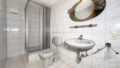 Bad mit Dusche und WC im UG