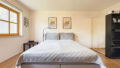 geräumiges Schlafzimmer