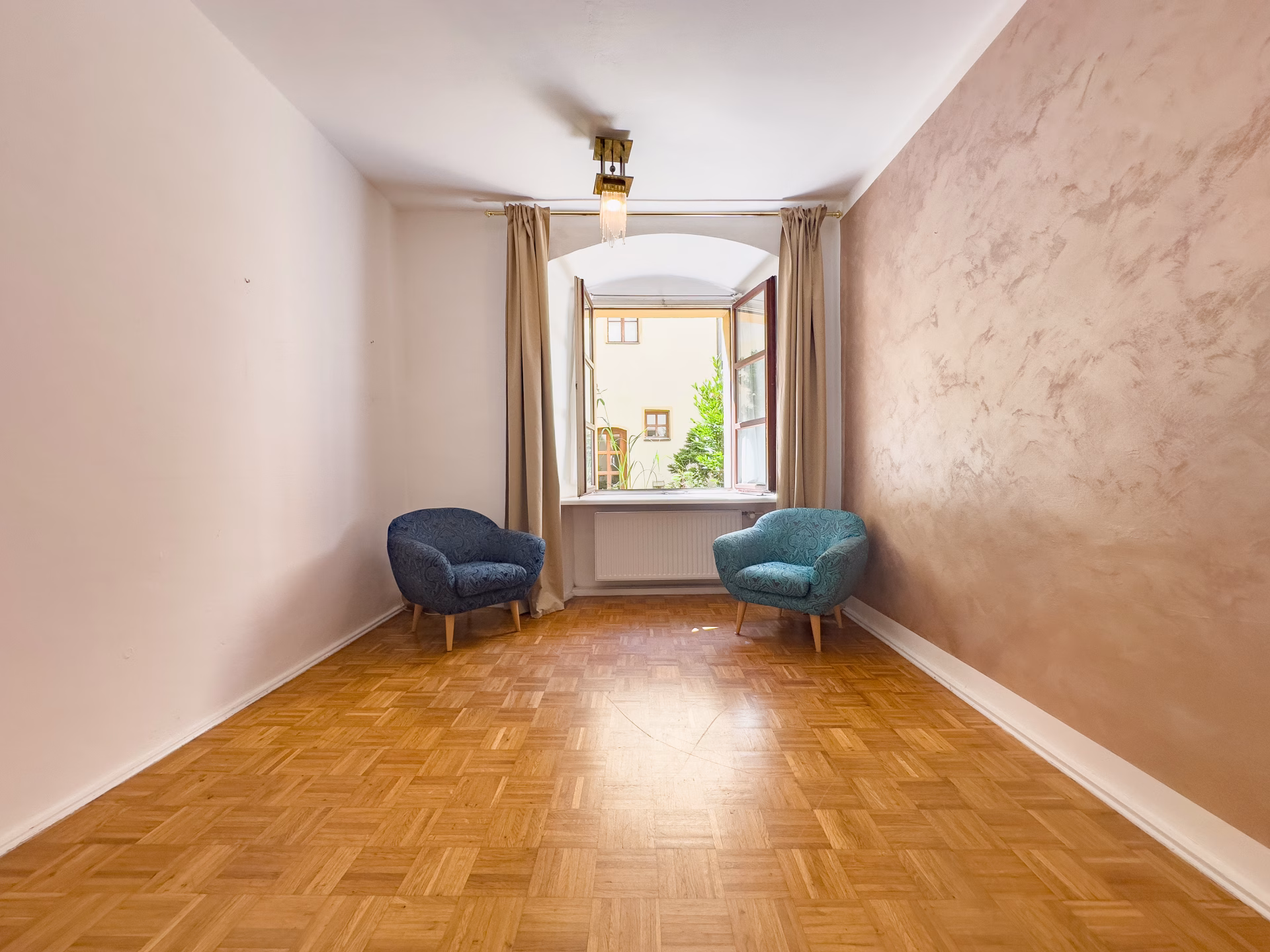 Wohnzimmer mit Blick in den Innenhof