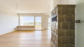 helles Wohnzimmer mit Ausblick