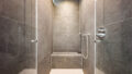 Regendusche mit Ablagefläche