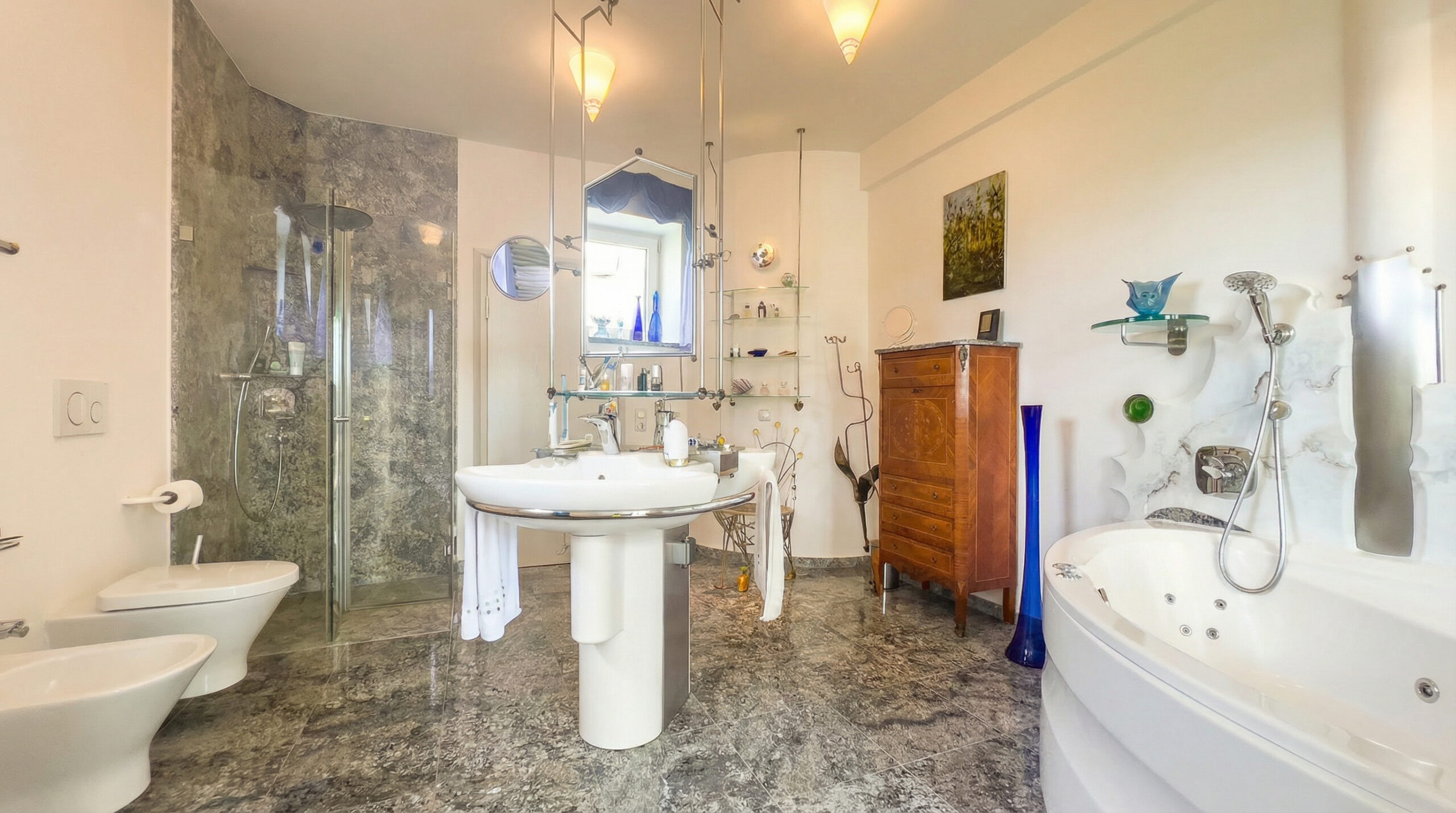 hochwertiges Bad mit Zugang zum Schlafzimmer