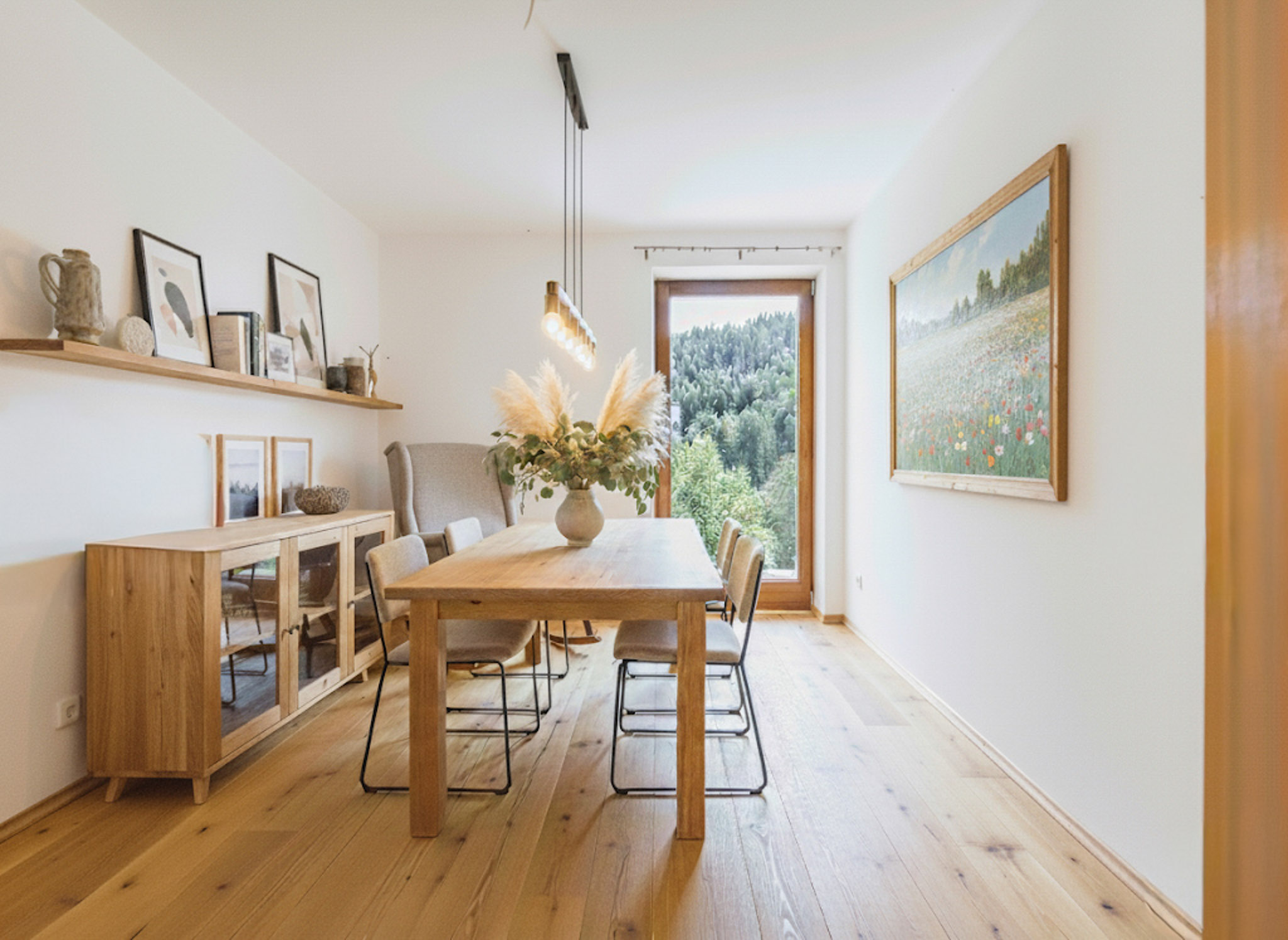 Esszimmer im EG - (KI generiert)