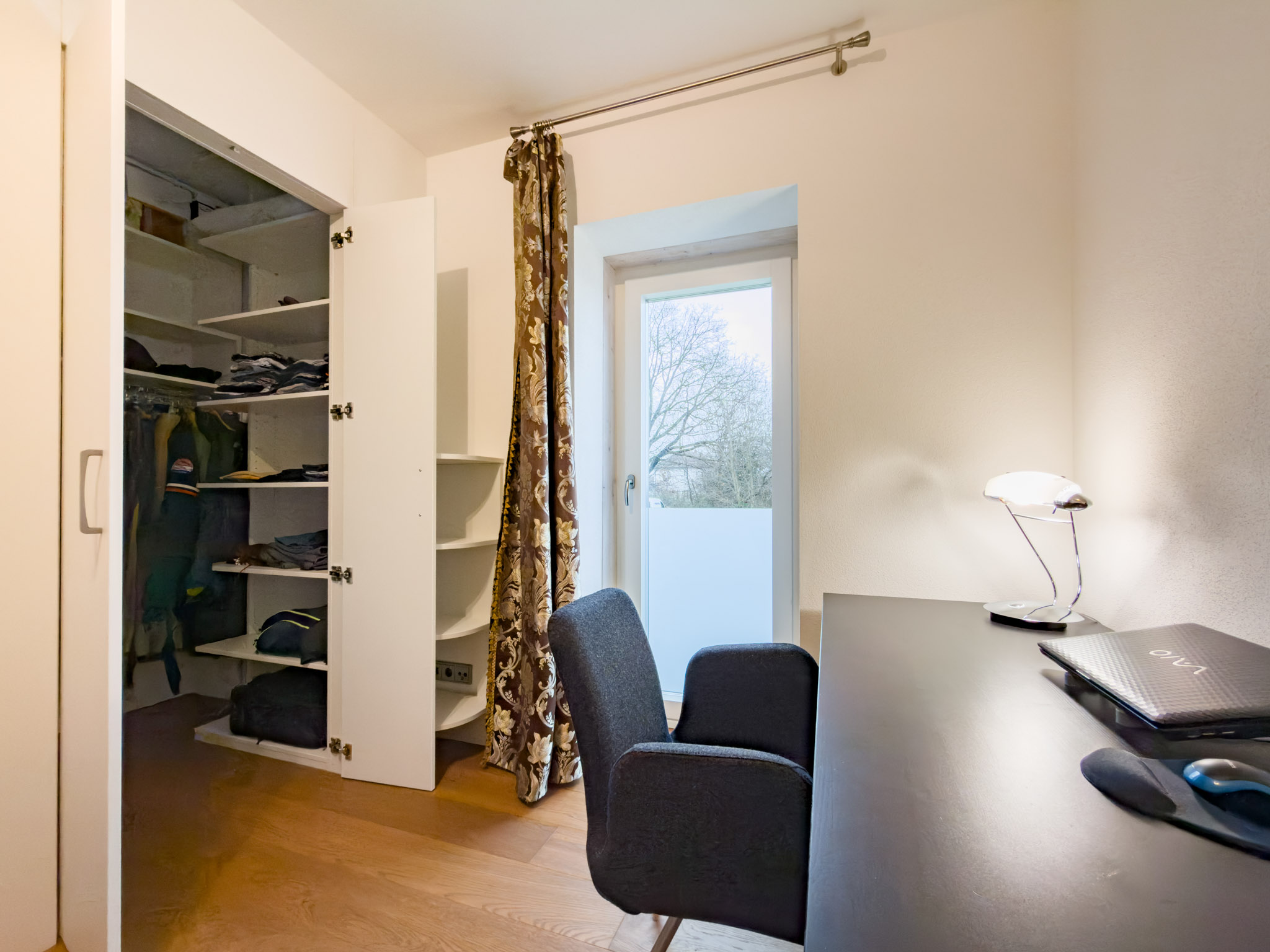 Büro mit begehbarem Schrank