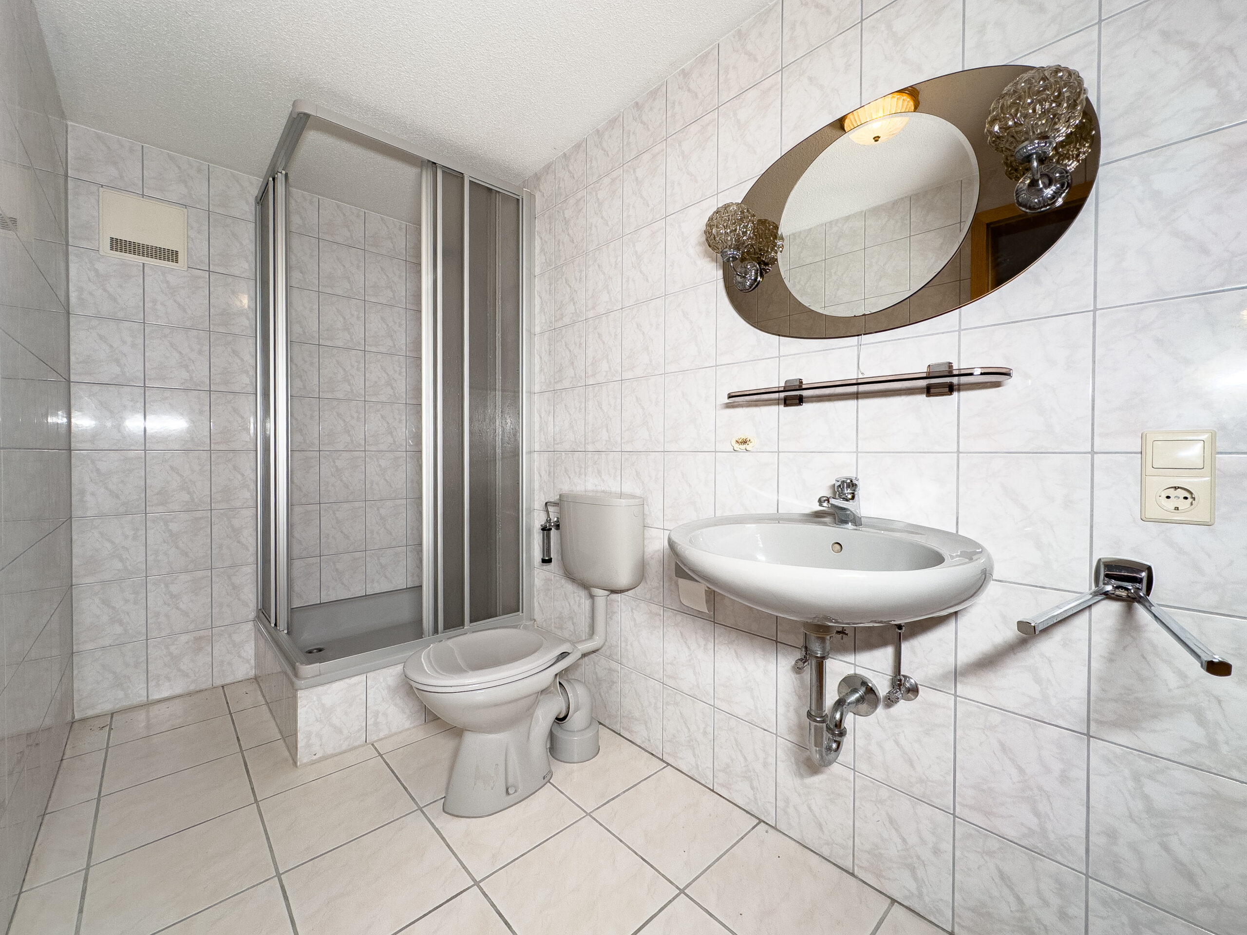 Bad mit Dusche und WC im UG