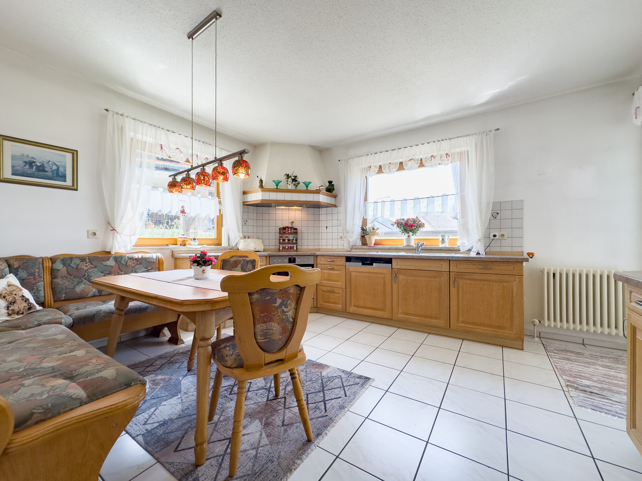 Einbauküche mit Essplatz im EG