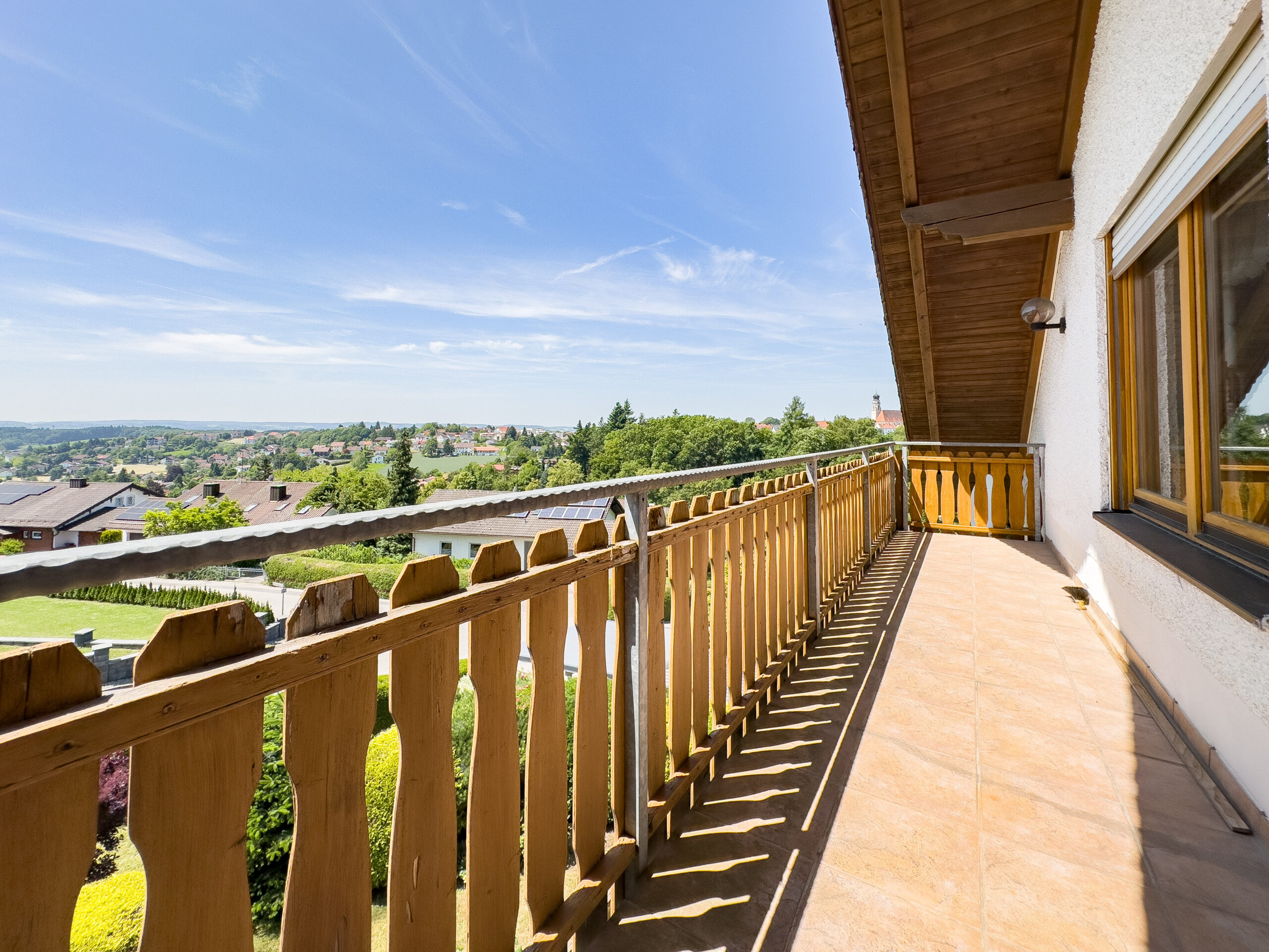 großer Balkon im DG
