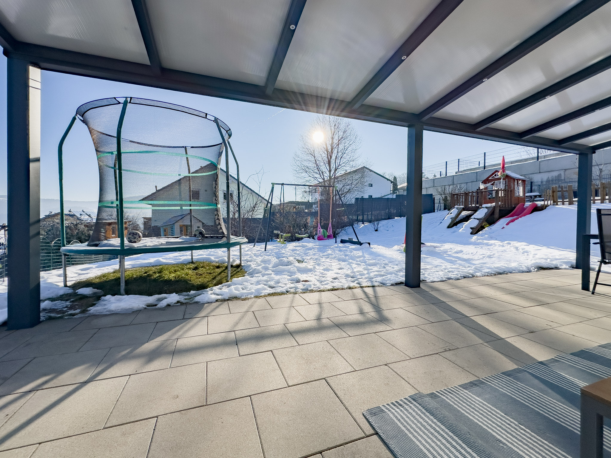 große, überdachte Terrasse