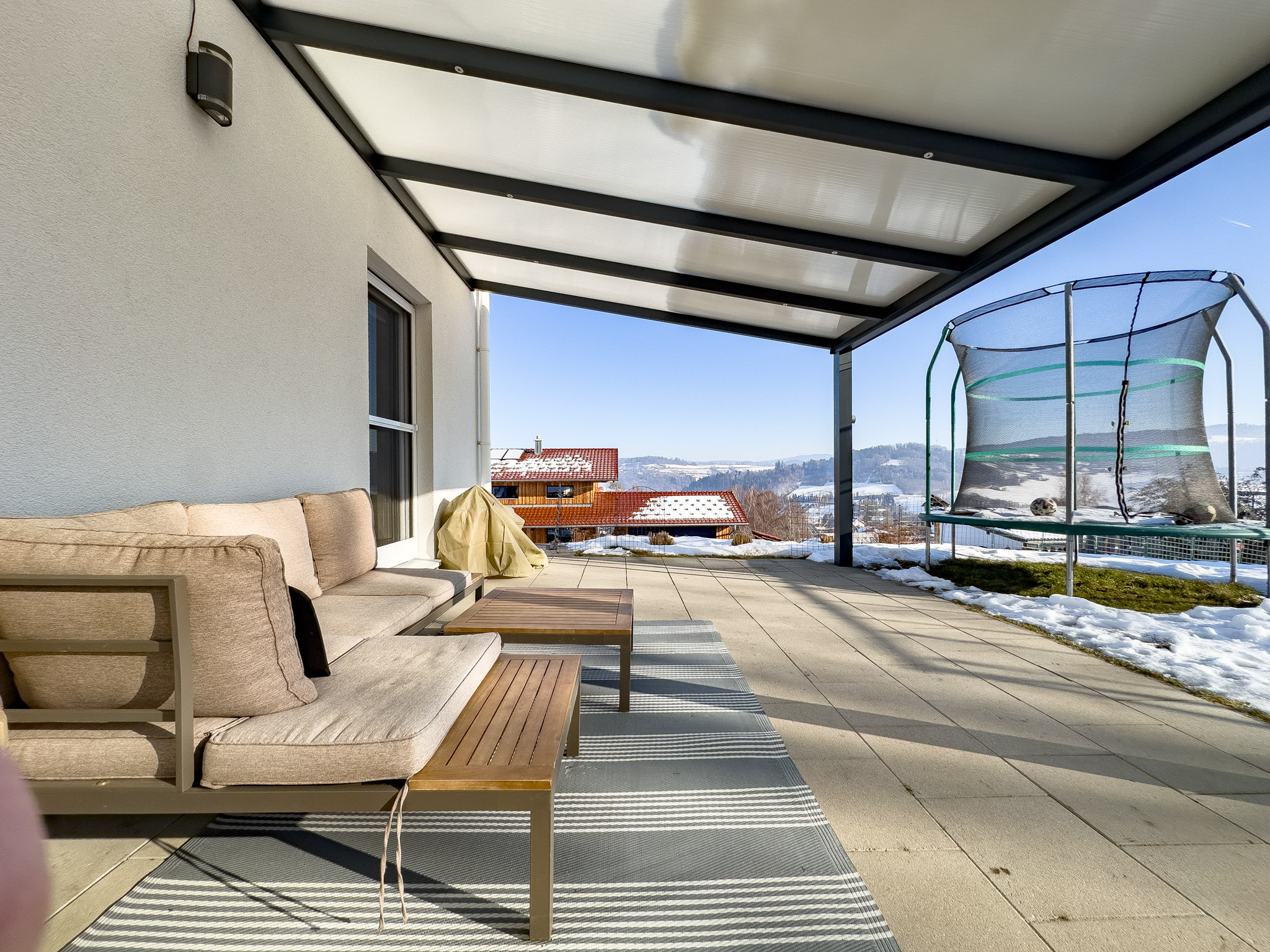 große, überdachte Terrasse