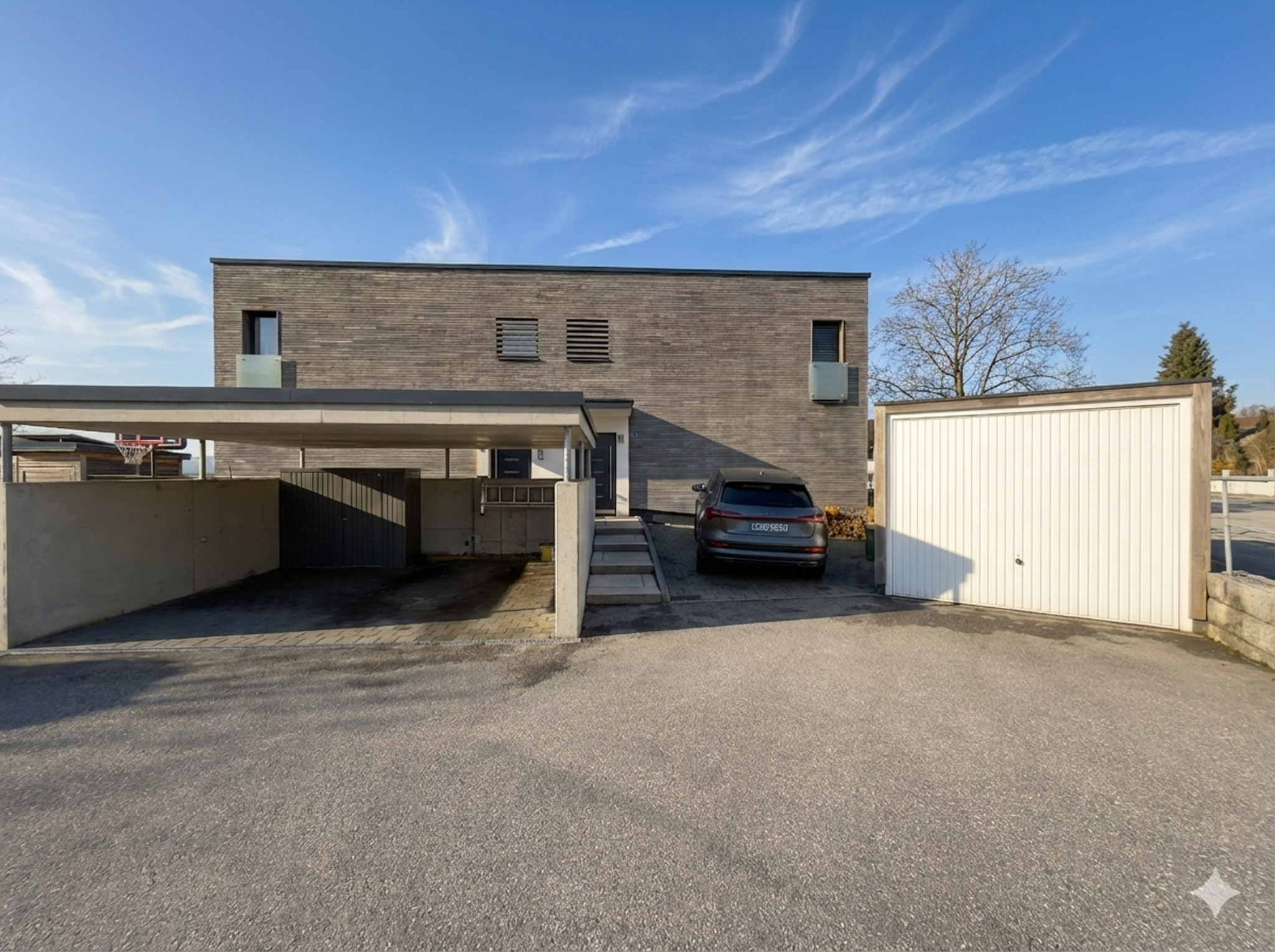 Garage und Außenstellplatz