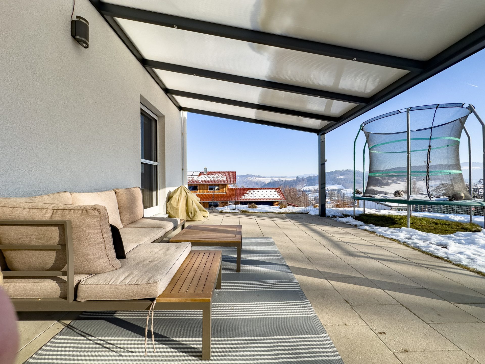 große, überdachte Terrasse