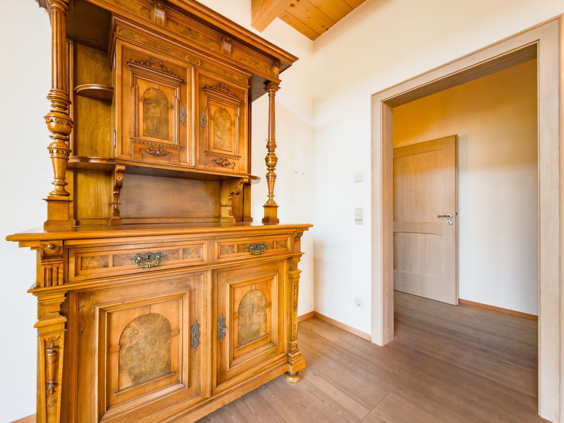 Blick Richtung Elternbereich (Schrank nicht im KP enthalten)