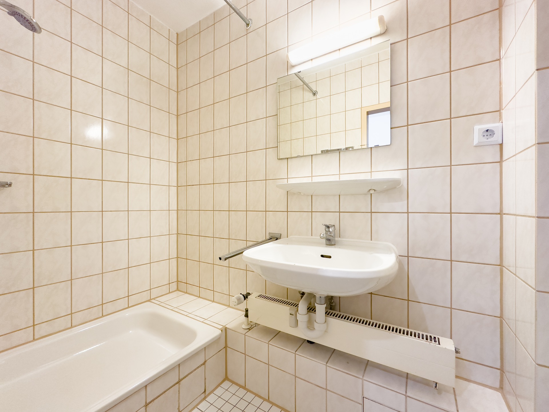 Bad mit Dusche und WC
