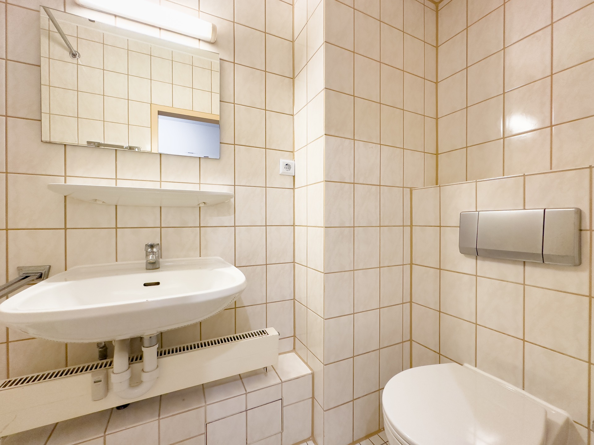 Bad mit Dusche und WC