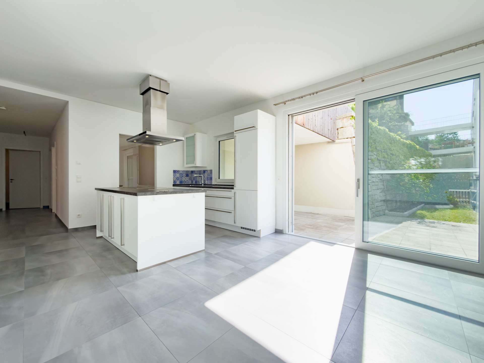 Küche mit Terrassenzugang