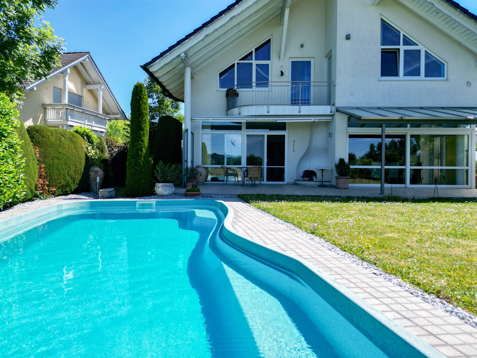 Außenansicht mit Pool