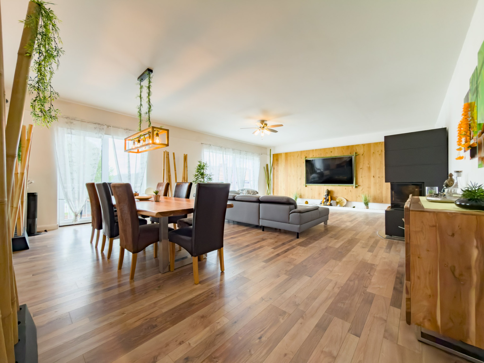 großes Wohnzimmer mit Essbereich