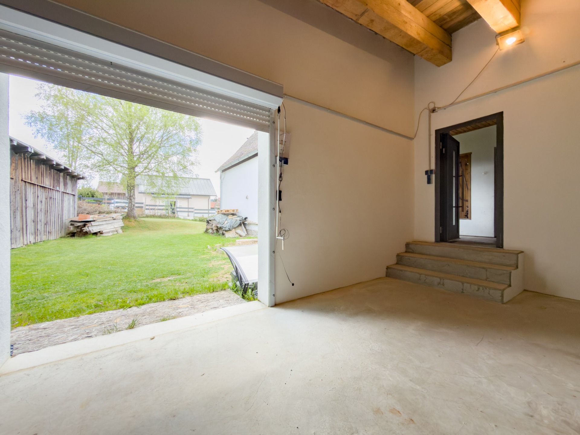 Garage mit direktem Zugang zum Garten
