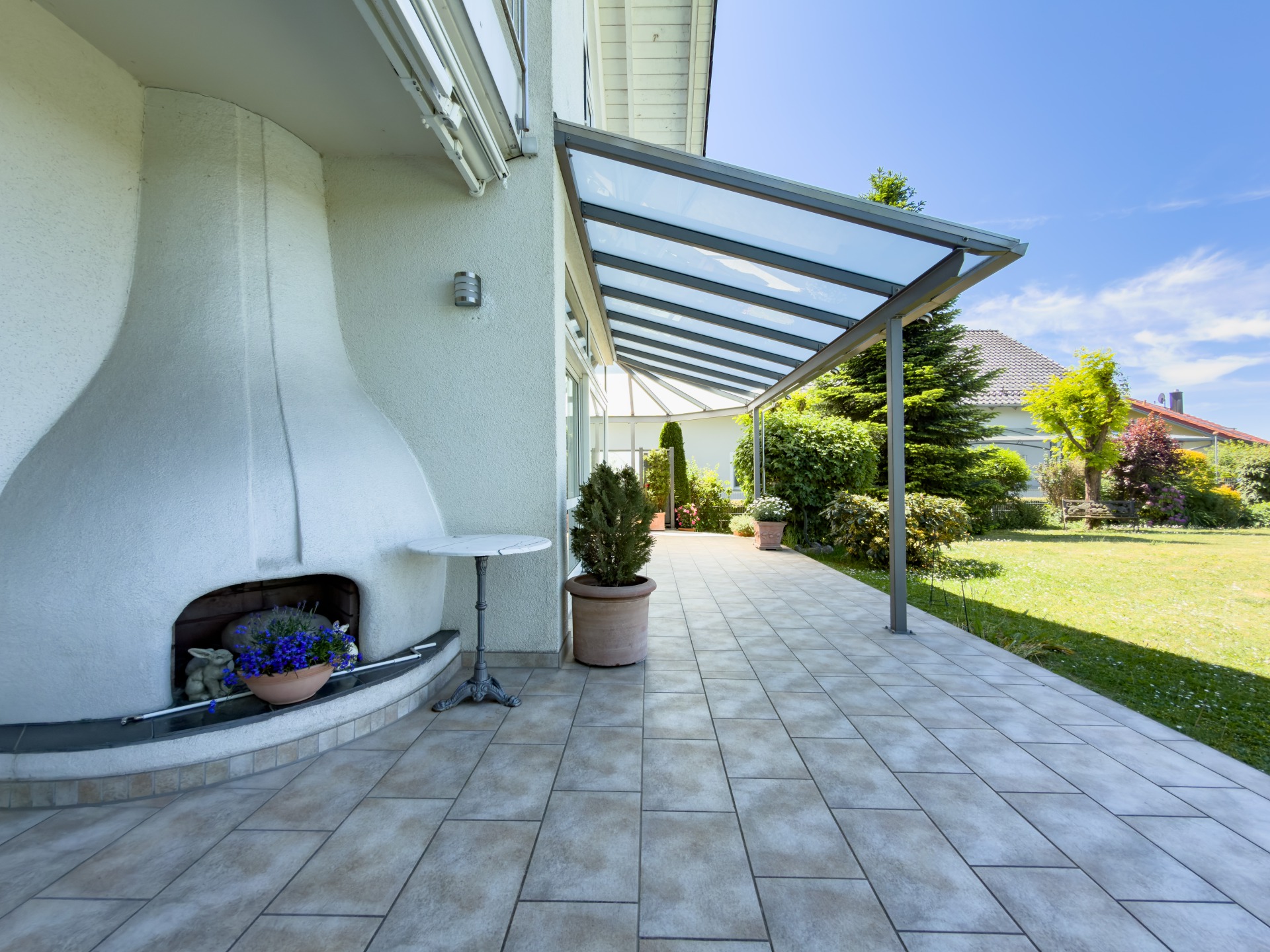 Terrasse mit offenem Kamin