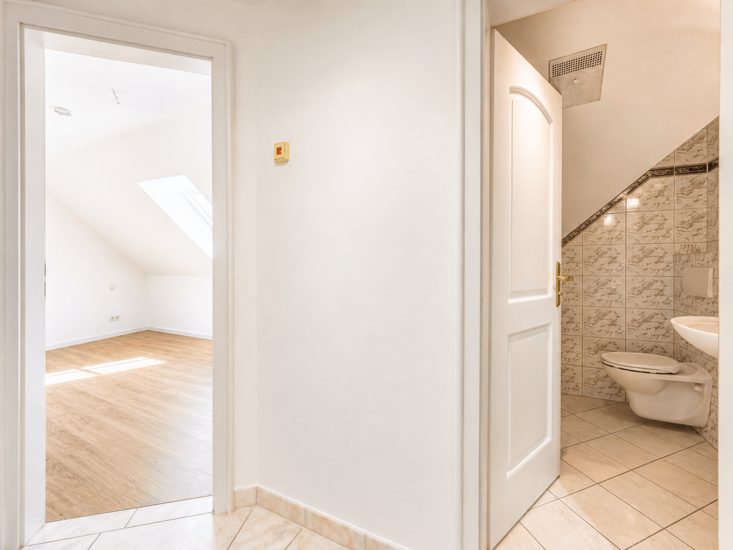 Flur mit Badezimmer