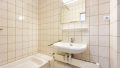 Bad mit Dusche und WC