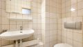 Bad mit Dusche und WC