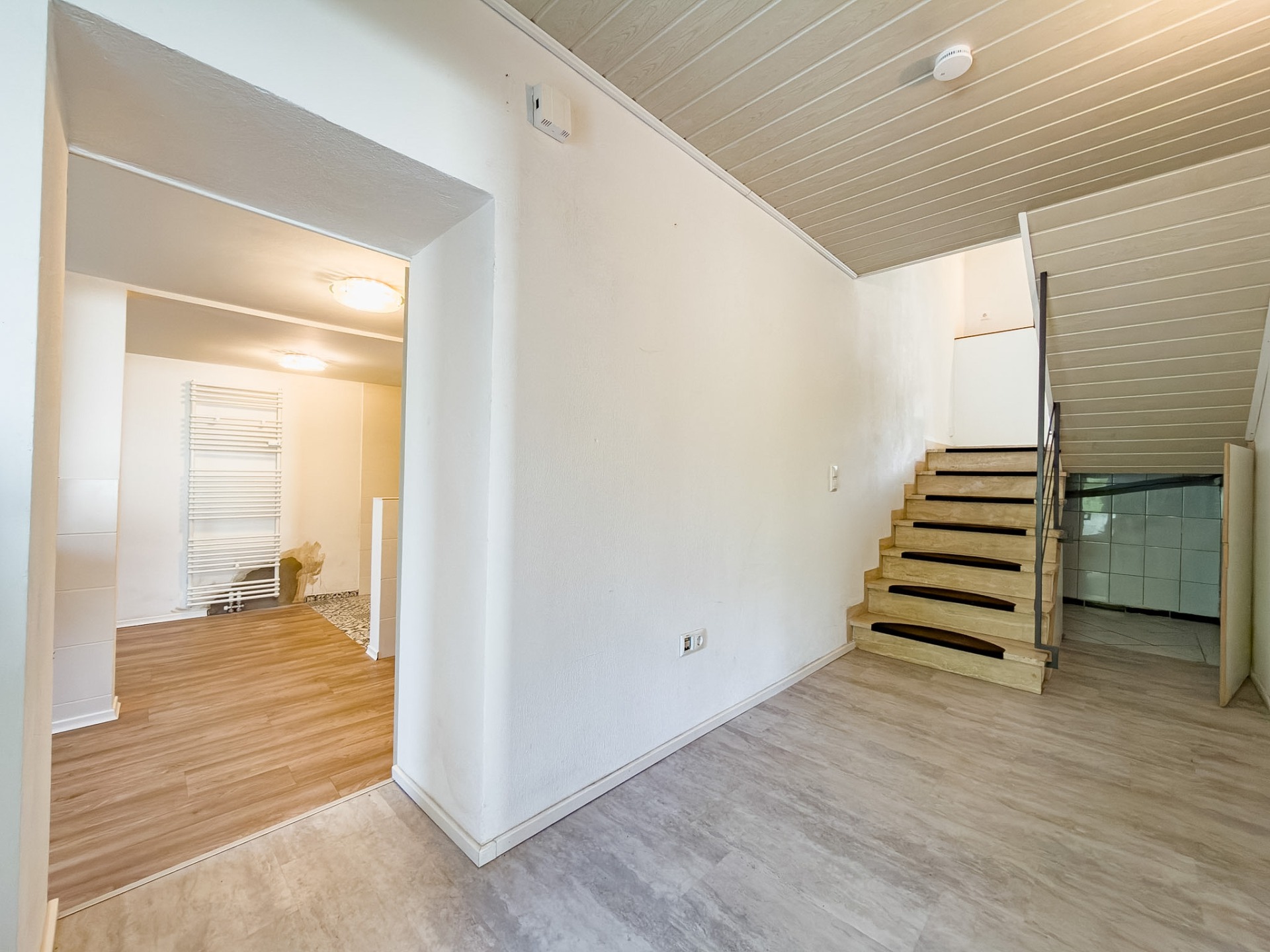 Badezimmer / Flur im EG (Bestand)