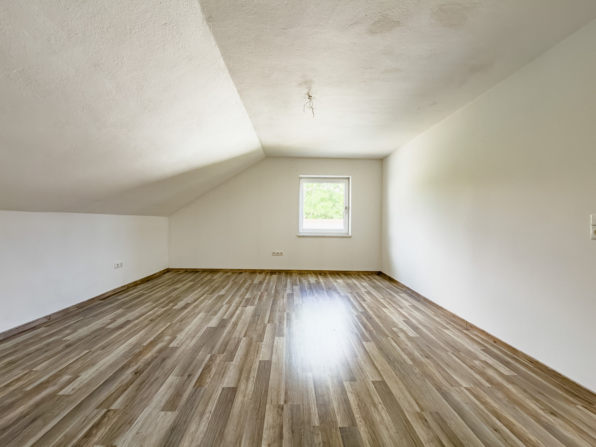 Schlafzimmer 1 im EG (Bestand)