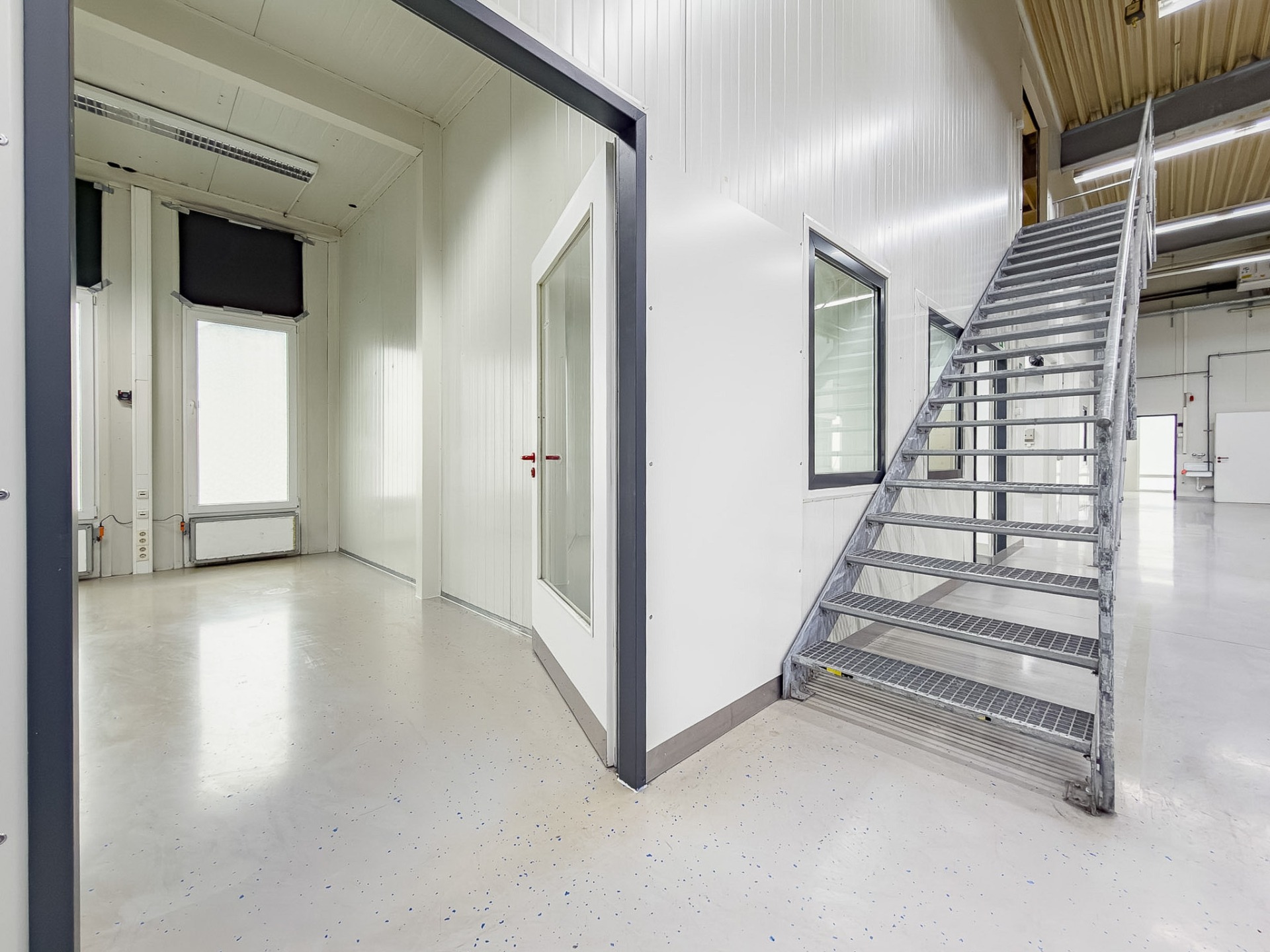Büroflur mit Treppe