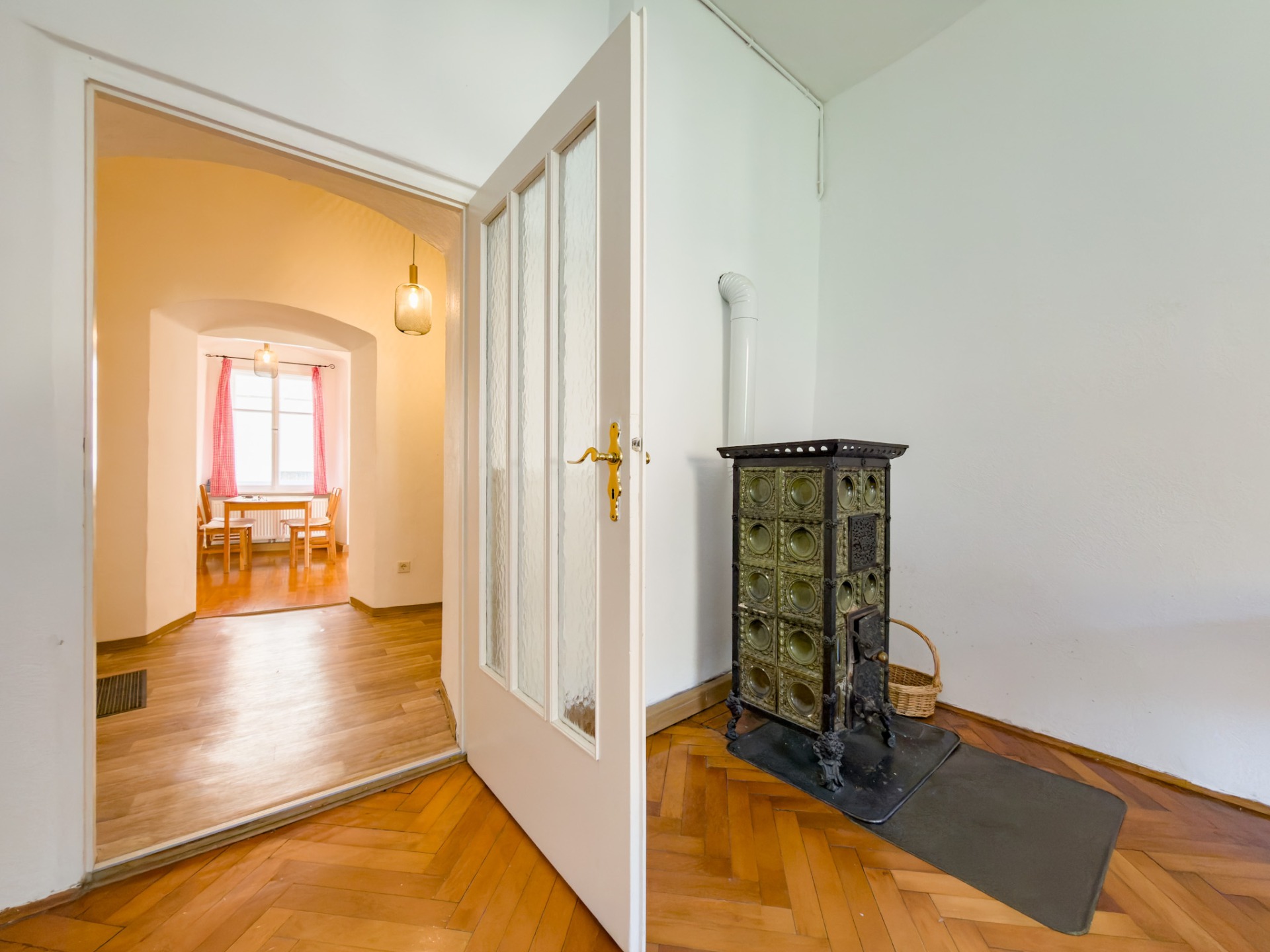 Wohnzimmer mit Blick Richtung Diele & Esszimmer