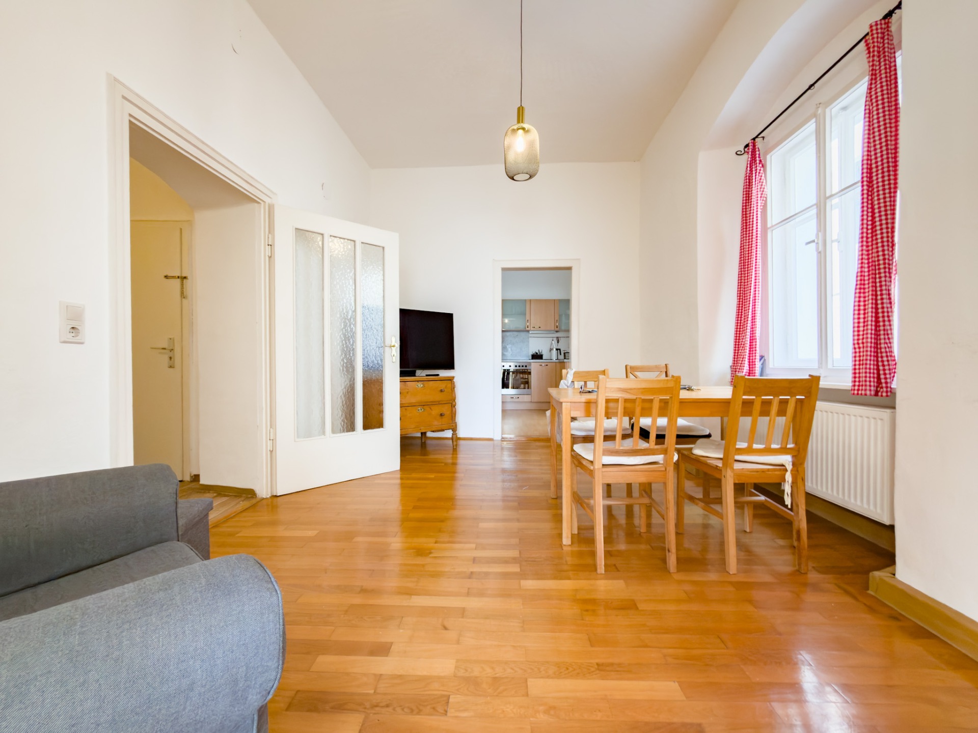 Esszimmer mit Zugang zur Küche
