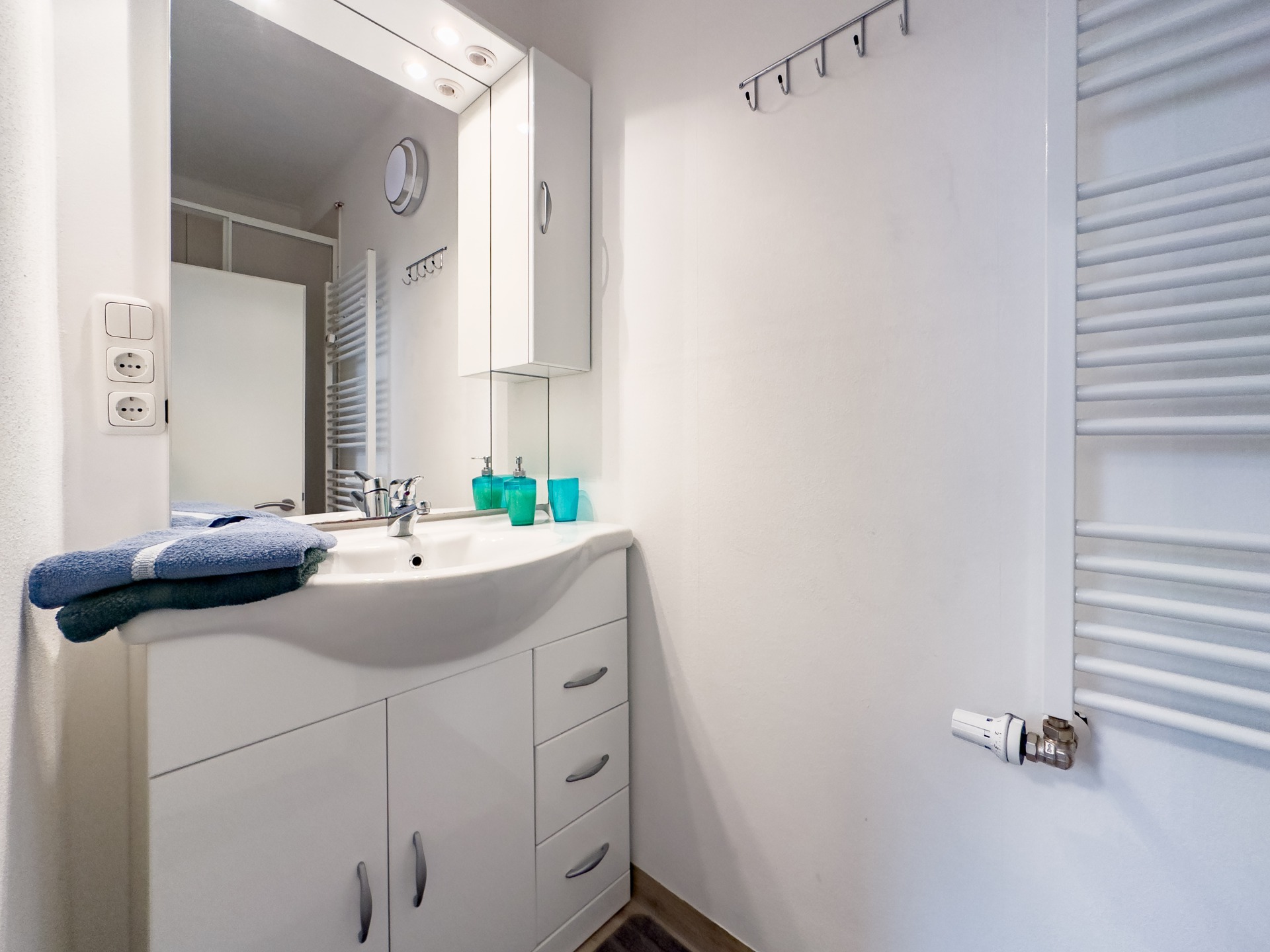 Bad mit Dusche und Wschbecken