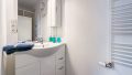Bad mit Dusche und Wschbecken