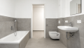 Tageslichtbad mit Dusche und Badewanne