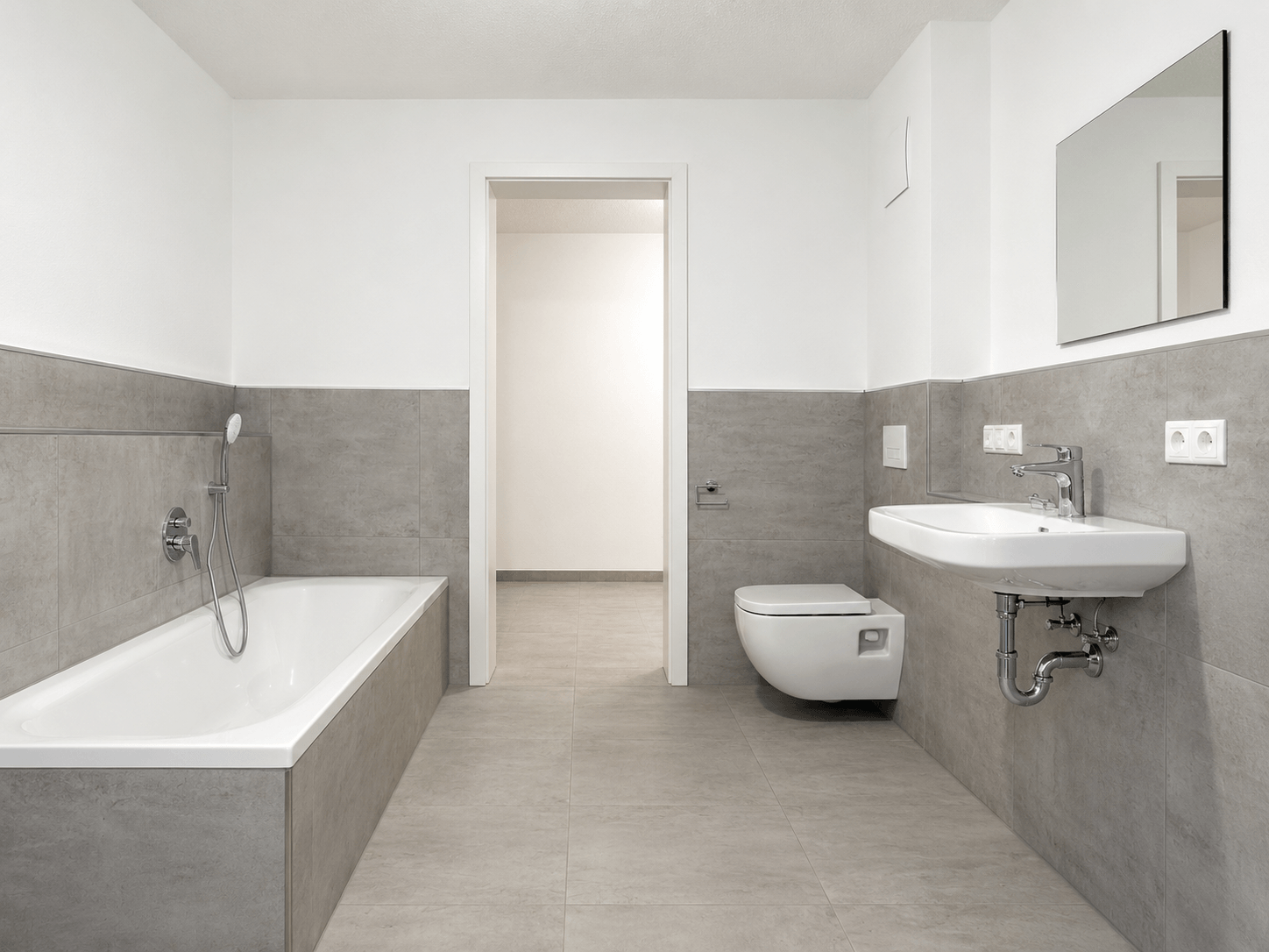 Tageslichtbad mit Dusche und Badewanne