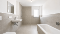 Tageslichtbad mit Dusche und Badewanne