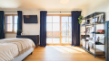 Schlafzimmer mit Zugang zum Balkon