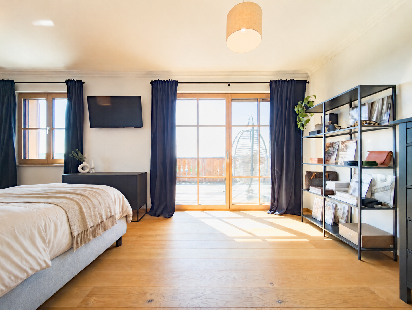 Schlafzimmer mit Zugang zum Balkon