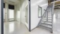 Büroflur mit Treppe