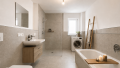 mit KI gestaged - Tageslichtbad mit Dusche und Badewanne