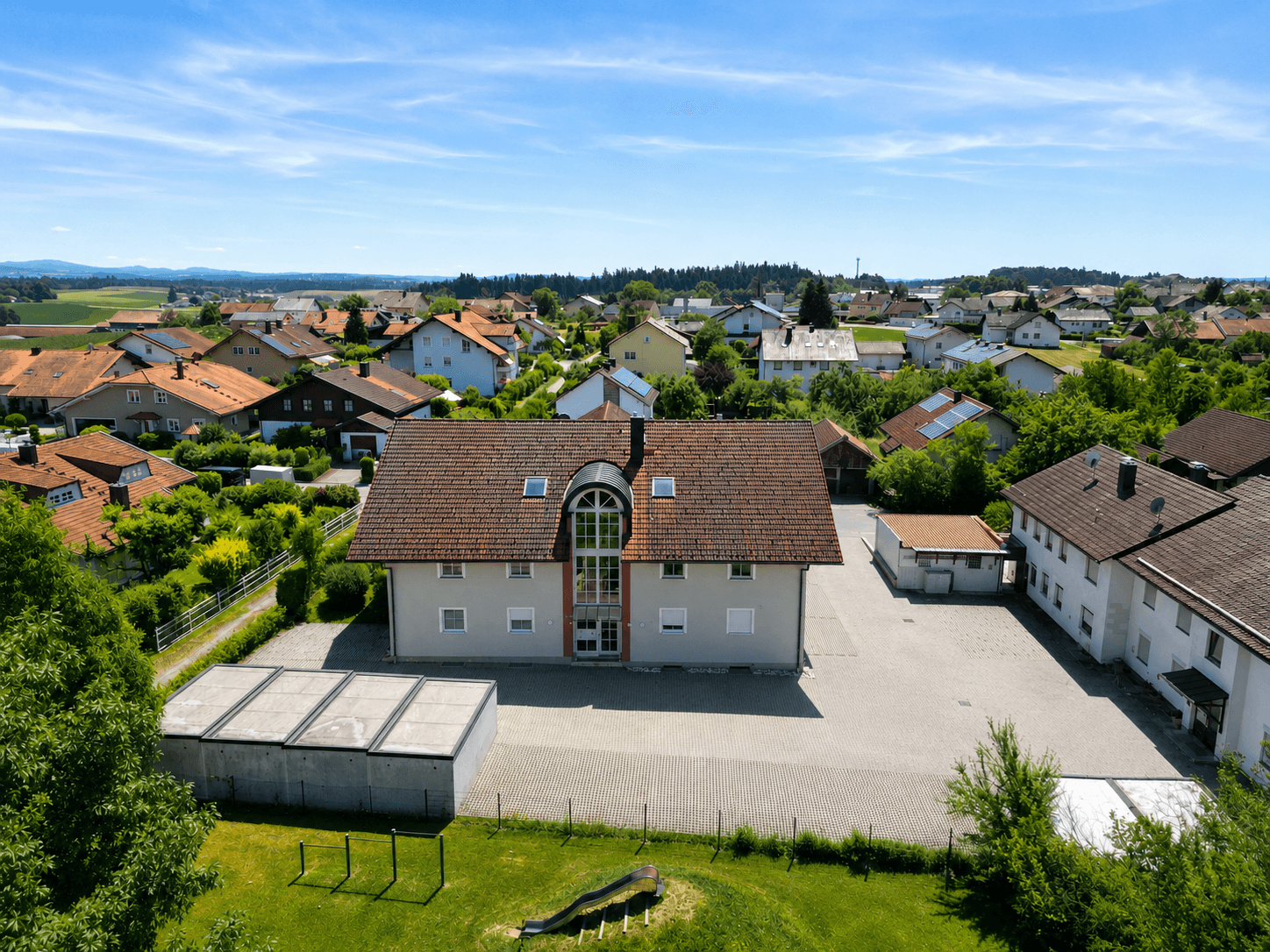 Außenansicht inkl. Garagen
