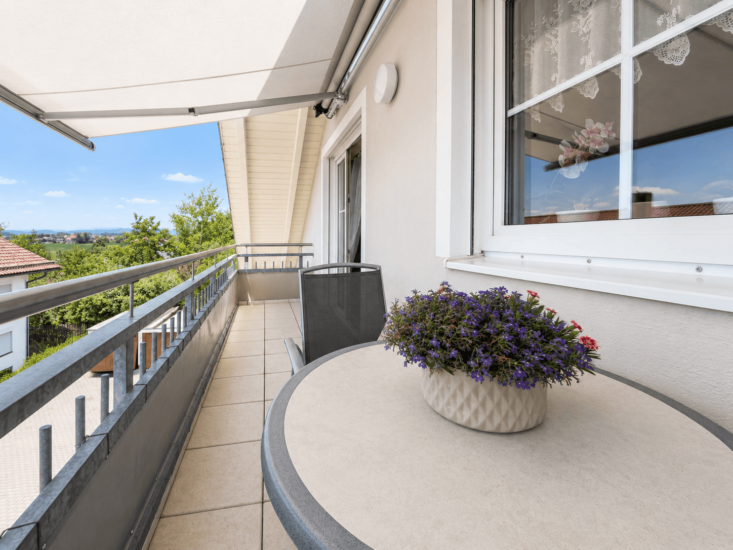 Westbalkon mit elektrischer Markise