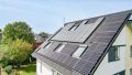 Außenansicht mit PV-Anlage