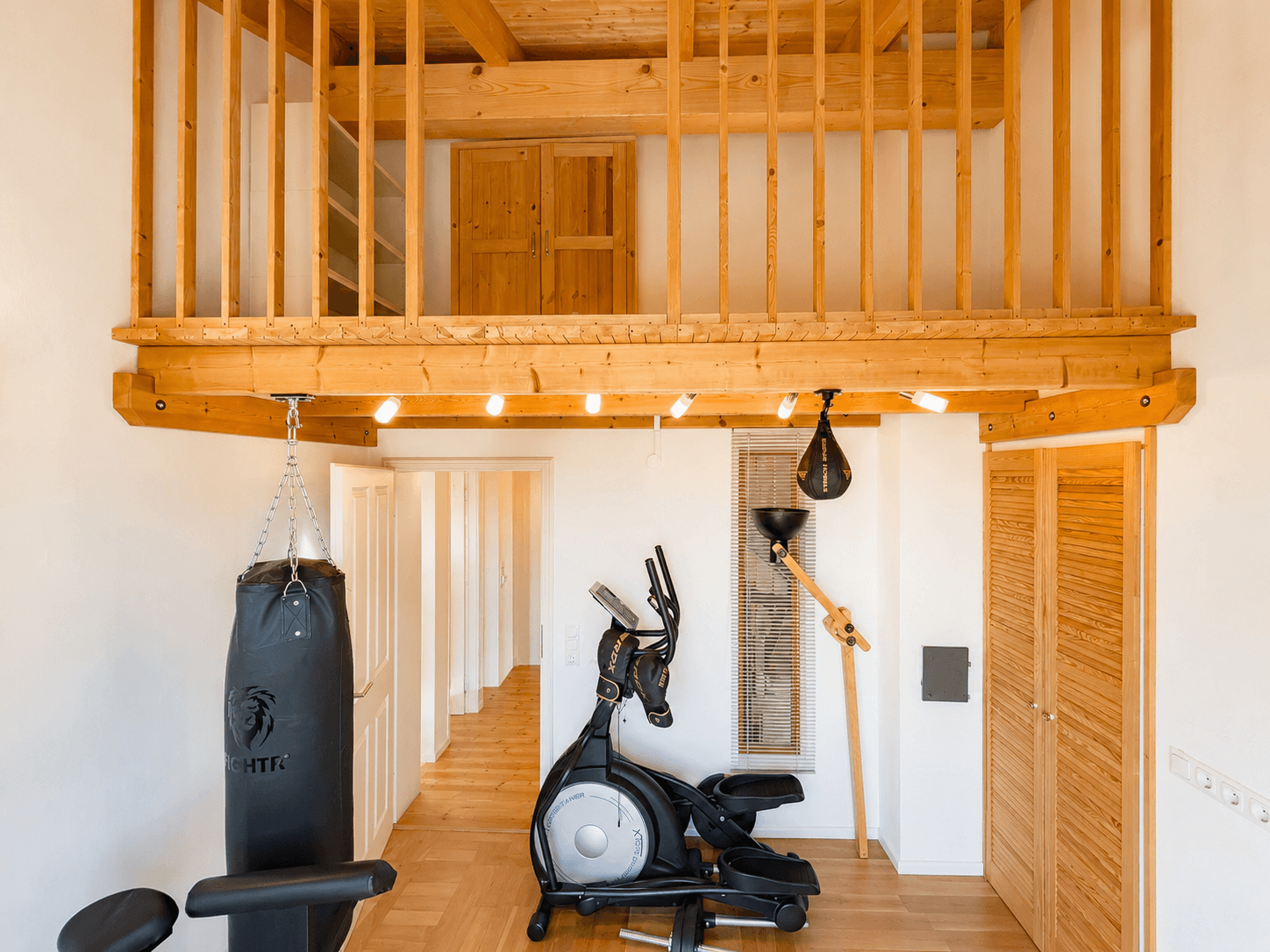 Fitnessraum mit Galerie im OG