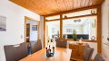Esszimmer mit Zugang zur Küche & Wohnzimmer