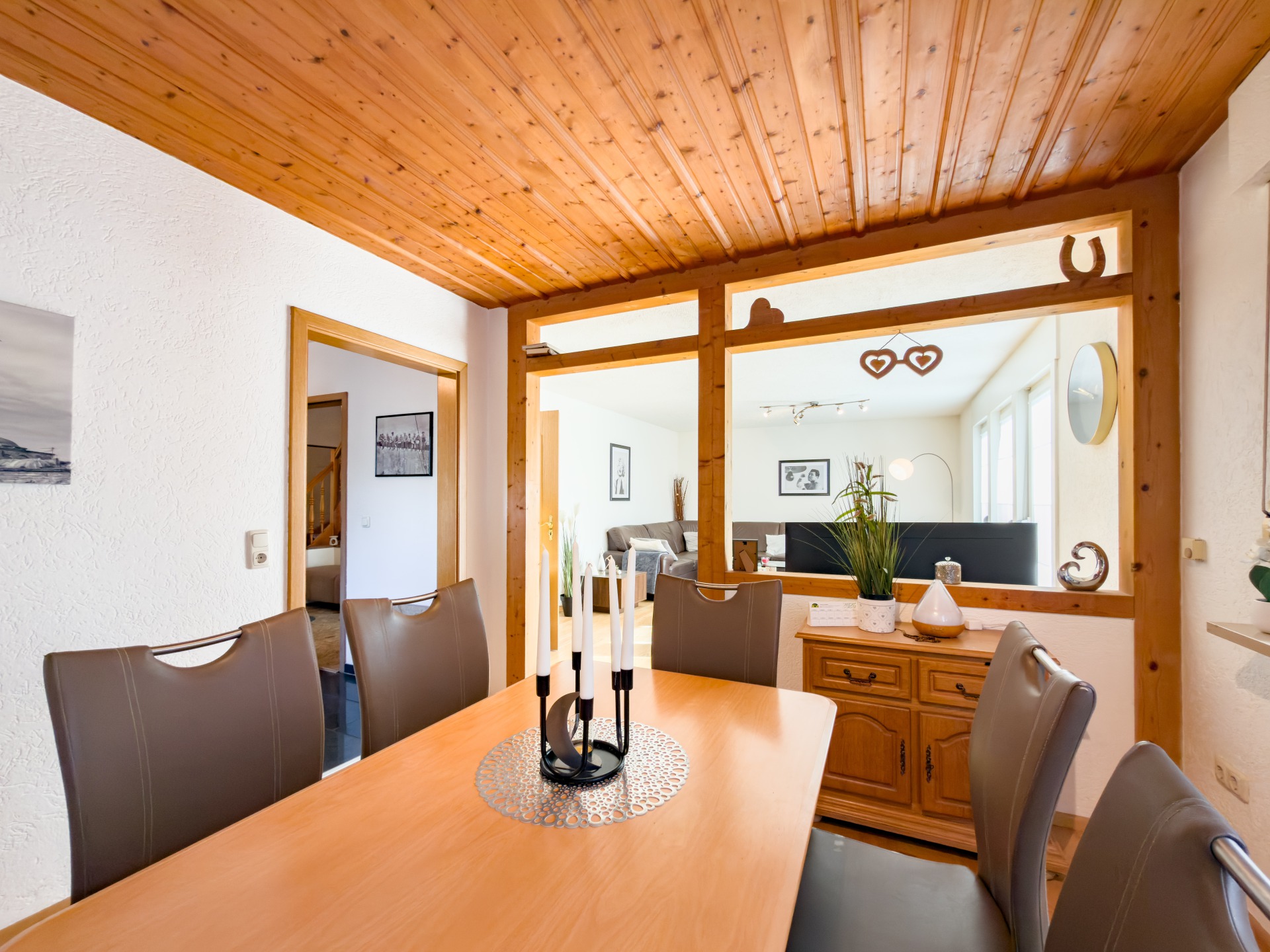 Esszimmer mit Zugang zur Küche & Wohnzimmer